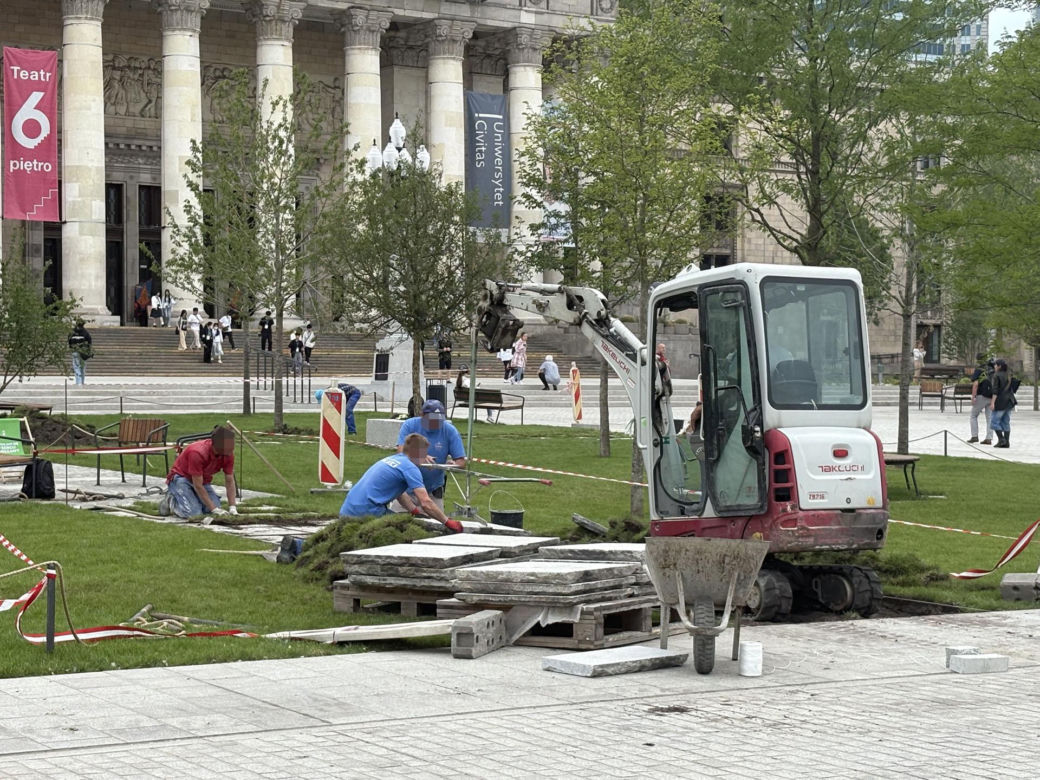 Absurd roku w Warszawie. Zrywają zieleń na nowym pl. Centralnym. Zamiast niej będzie beton