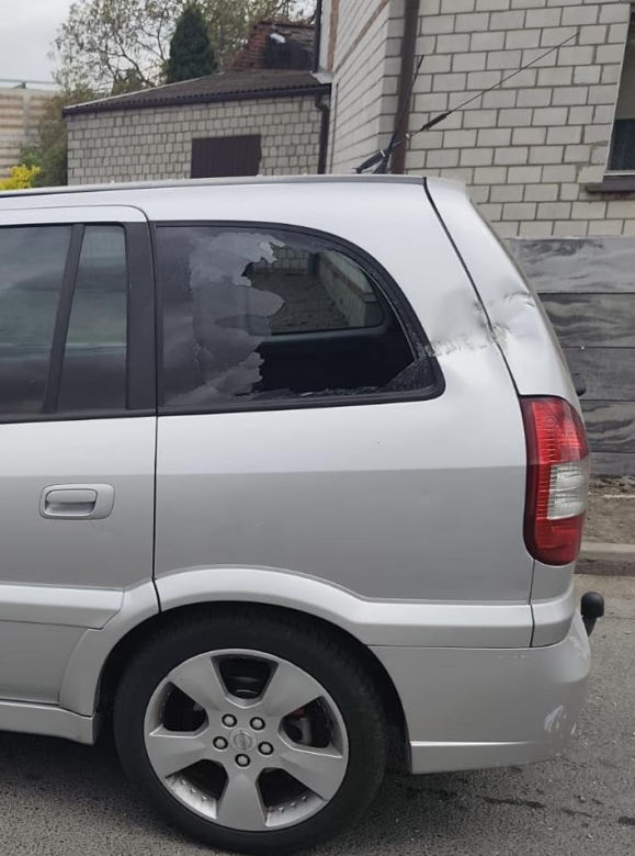 Mrożąca krew w żyłach kolizja w Wilkonicach. Ładowarka z podwieszoną betonową płytą uderzyła w osobówkę