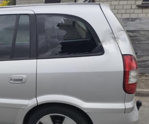 Mrożąca krew w żyłach kolizja w Wilkonicach. Ładowarka z podwieszoną betonową płytą uderzyła w osobówkę