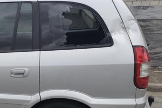 Mrożąca krew w żyłach kolizja w Wilkonicach. Ładowarka z podwieszoną betonową płytą uderzyła w osobówkę