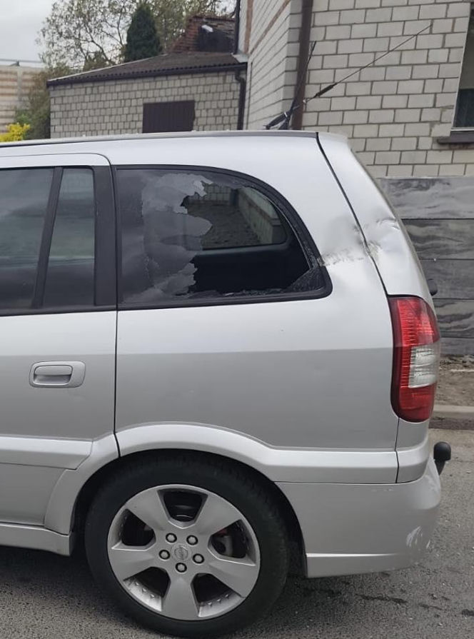 Mrożąca krew w żyłach kolizja w Wilkonicach. Ładowarka z podwieszoną betonową płytą uderzyła w osobówkę