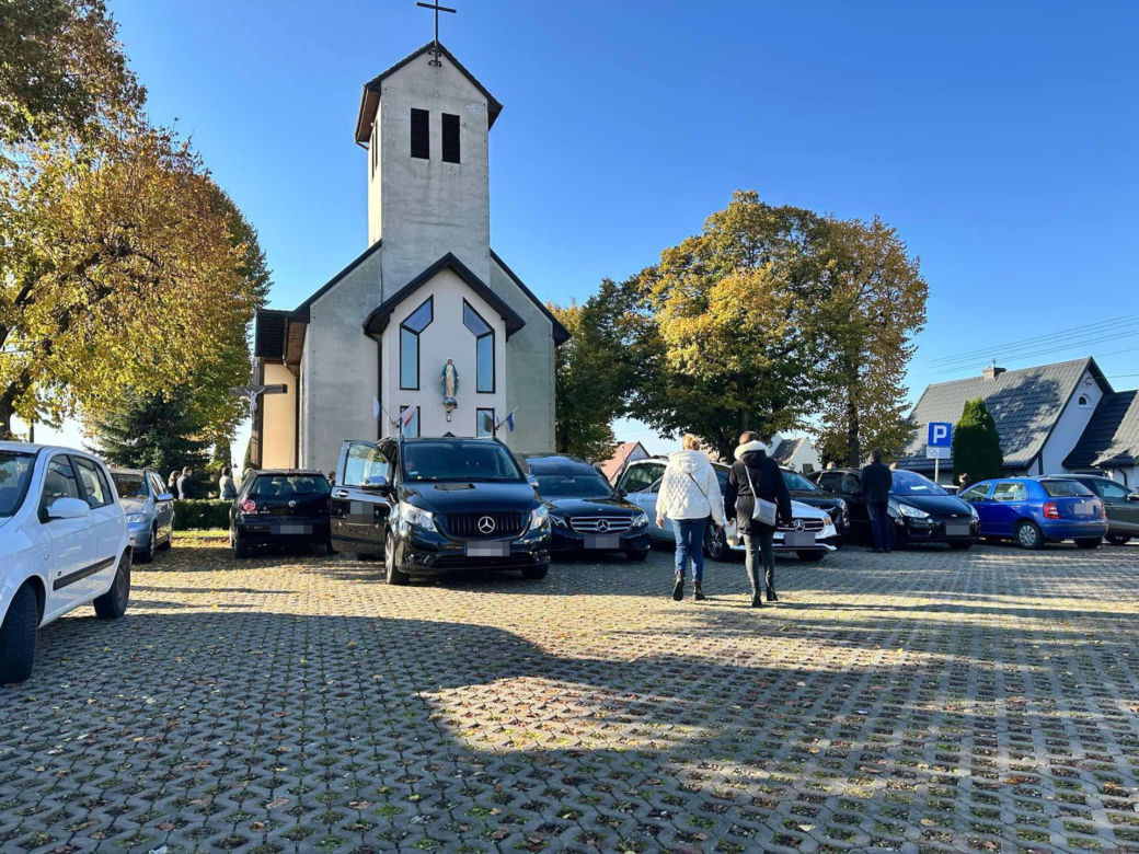 Pogrzeb Elizy i Tomka, ofiar karambolu na S7. Robotnicy przerwali prace pod kościołem 