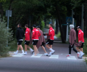Piłkarze po porażce poszli na plażę