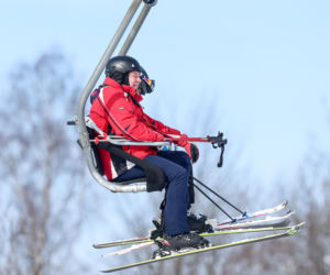 Poseł Wójcik szusuje w kasku