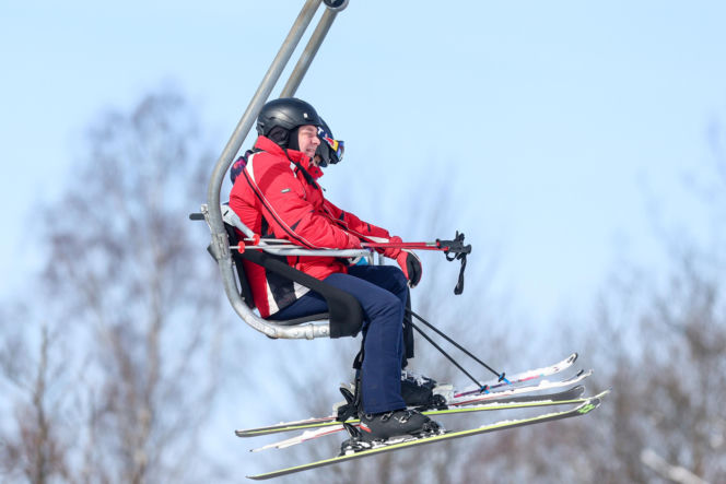 Poseł Wójcik szusuje w kasku