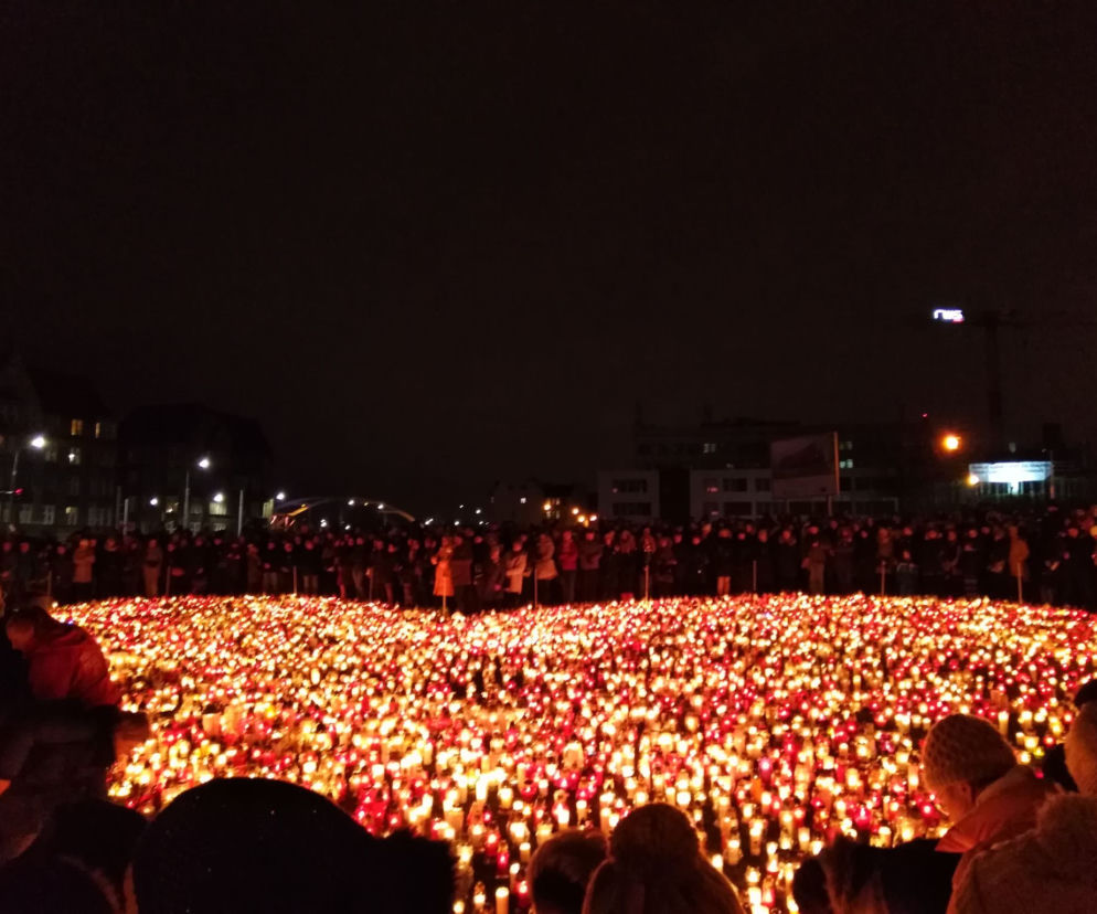 Na Placu Solidarności w Gdańsku mieszkańcy i wolontariusze WOŚP ułożyli gigantyczne serce z palących się zniczy