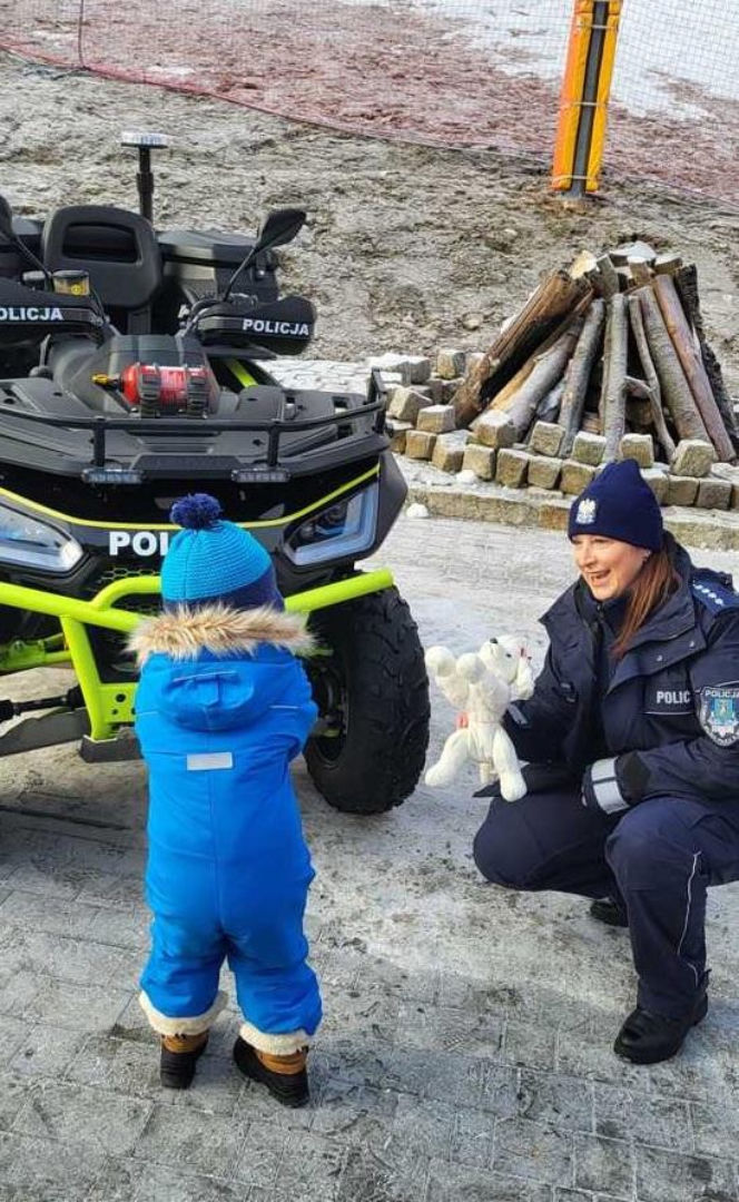 Policja na nartach pilnuje porządku w ośrodku PKL Jaworzyna Krynicka