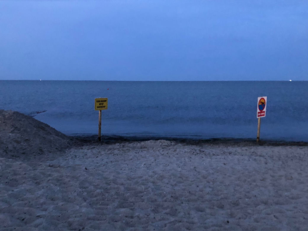Rury i koparki na plaży w Rewie. Co tam się dzieje? 