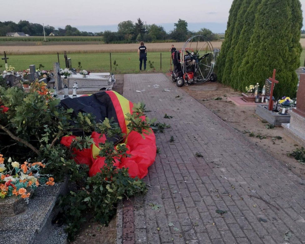 Tragiczny wypadek w Sędzinie. Pilot spadł na cmentarz