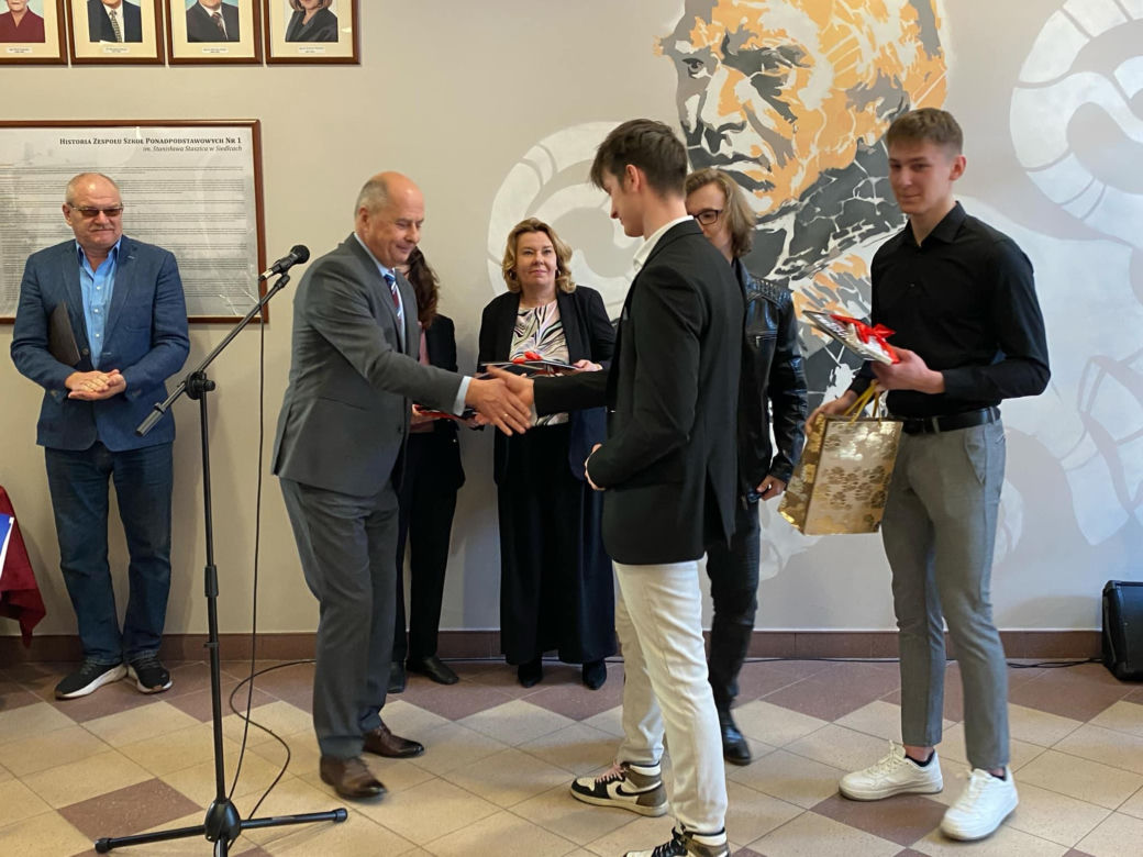 Uczniowie ZSP nr 1 stworzyli mural na ścianach szkoły. Grafika przedstawia patrona placówki