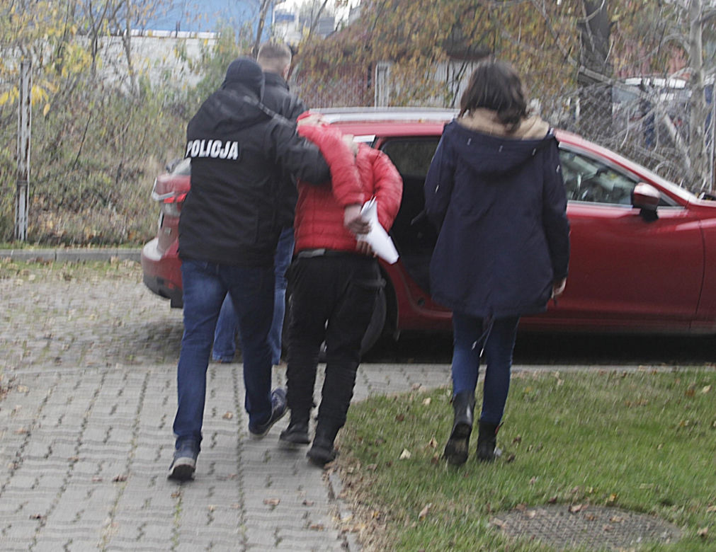 4,5-letni Leoś zakopany za domem. Jego ciężarna matka doprowadzona do prokuratury