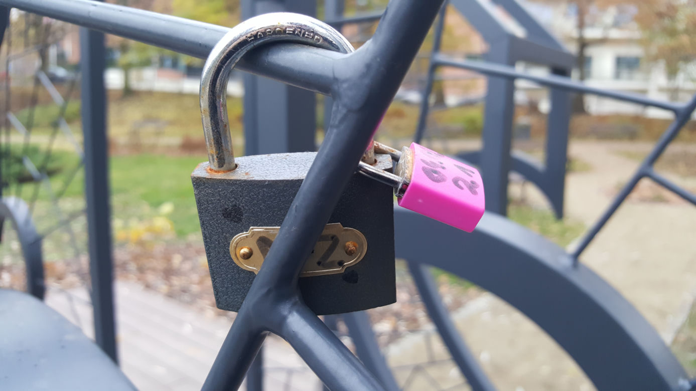 Kłódki miłości na nowej instalacji w centrum Bydgoszczy