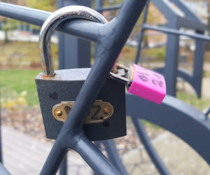 Kłódki miłości na nowej instalacji w centrum Bydgoszczy
