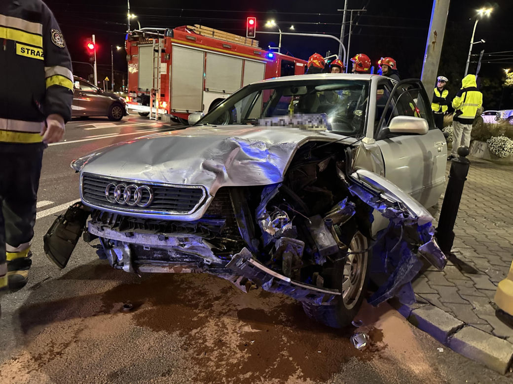 Zderzenie trzech aut osobowych w Warszawie. Kierowca audi uciekł z miejsca zdarzenia