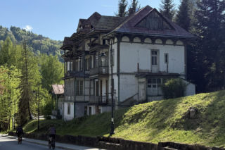 Ażury, zrąb i wielka historia. Perła architektury uzdrowiskowej w Szczawnicy niszczeje. Co dalej z willą Boży Dar?