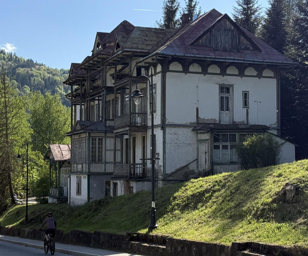 Deus donum, czyli dar od Boga, który popada w ruinę. Oto historia pięknej willi