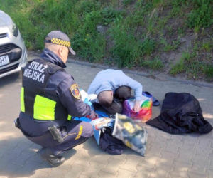 Leżał na chodniku i ledwo oddychał. „Miał sinicę ust oraz bełkotliwą mowę”