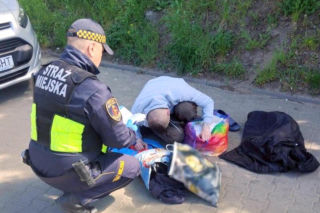 Leżał na chodniku i ledwo oddychał. „Miał sinicę ust oraz bełkotliwą mowę”