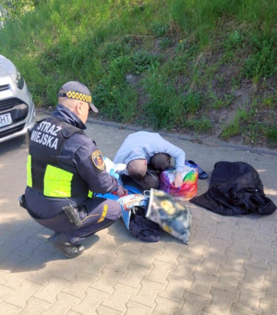 Leżał na chodniku i ledwo oddychał. „Miał sinicę ust oraz bełkotliwą mowę”