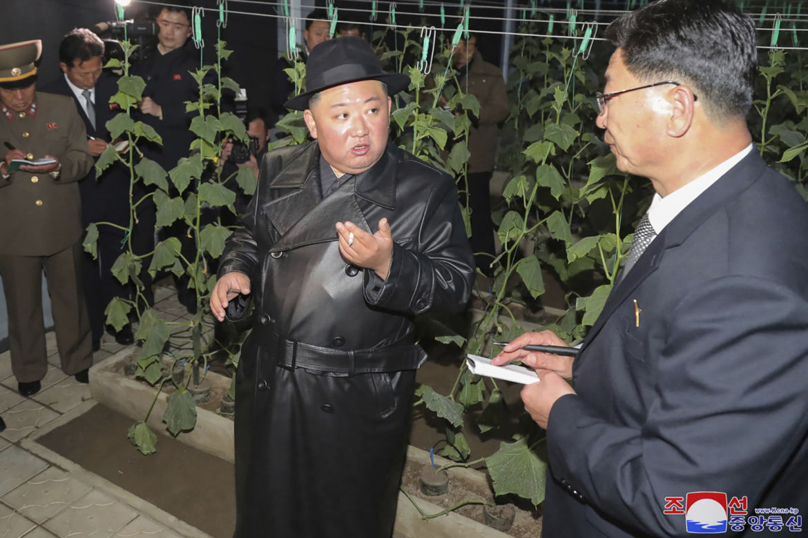  Kim Dzong Un zmienia stylówkę! Drwinom nie ma końca. "Jak influenserka na wakacjach"