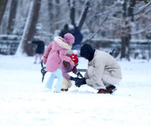 Maciej Pela zabrał córeczki na sanki