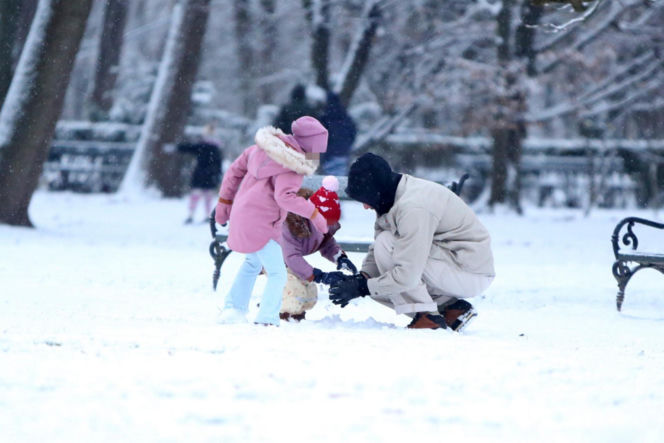Maciej Pela zabrał córeczki na sanki