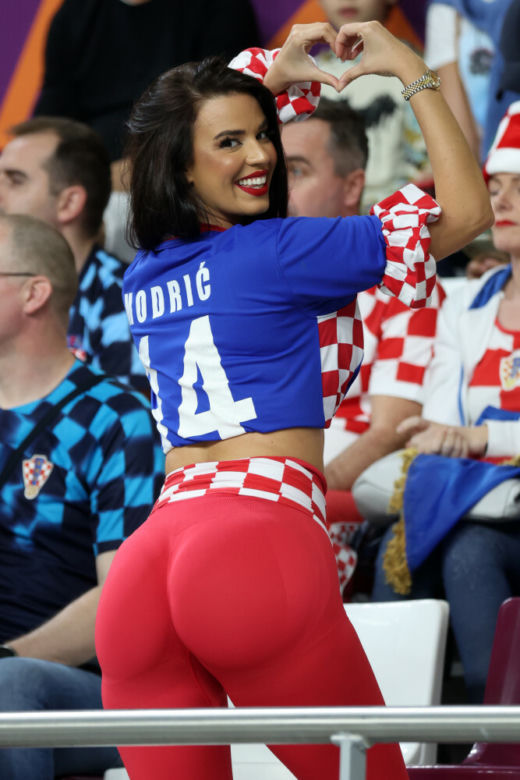 Ivana Knoll pokazuje ogromne pośladki!