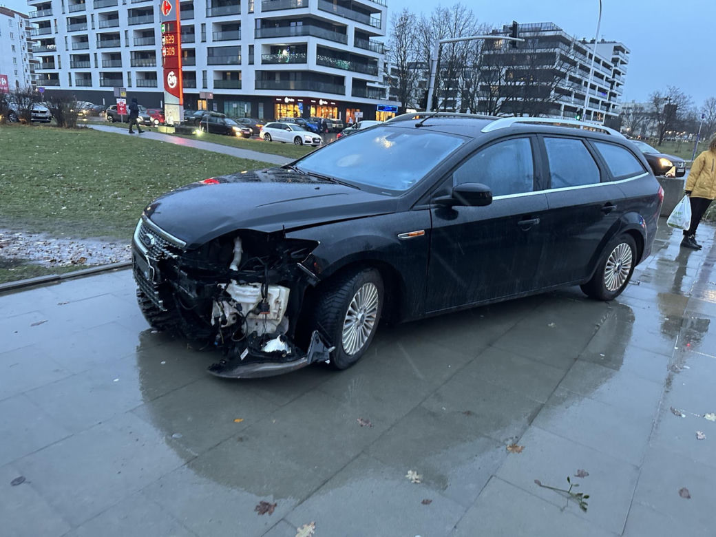 Dramatyczna interwencja w Warszawie. Policjant ranny w wypadku