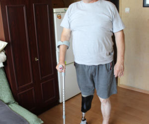 Pan Leszek wpadł pod tramwaj i stracił nogę. Walczy o rentę przed sądem