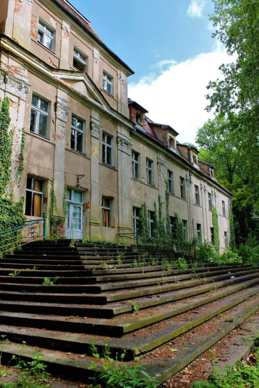Pałac Rechenbergów w Sławie lata świetności ma już za sobą. Obecnie niszczeje i straszy