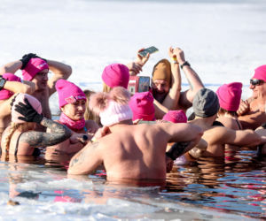 Różowe morsowanie idealne na pomaganie. Trzy Stawy opanowali amatorzy zimnych kąpieli