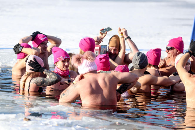 Różowe morsowanie idealne na pomaganie. Trzy Stawy opanowali amatorzy zimnych kąpieli