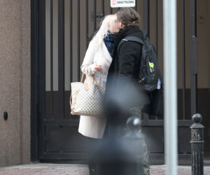 Poseł całuje blondynkę na mrozie
