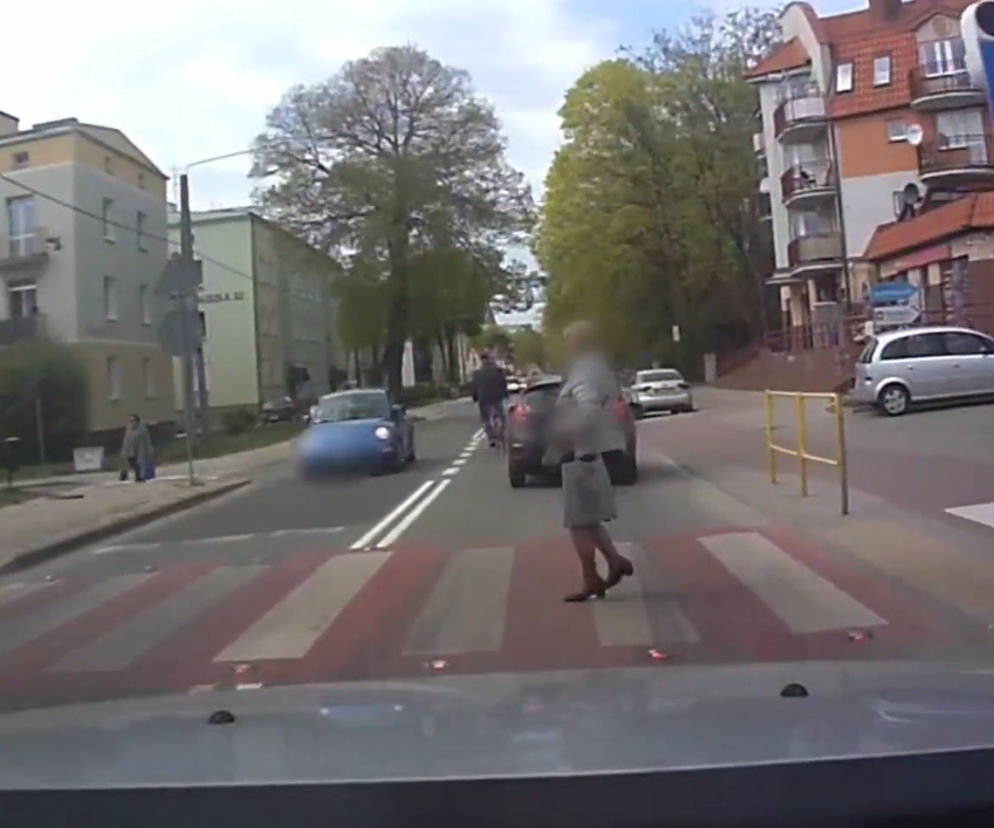 Ostróda. Kierująca z impetem przejechała przez przejście. Centrymetry dzieliły pieszą od tragedii  [WIDEO]