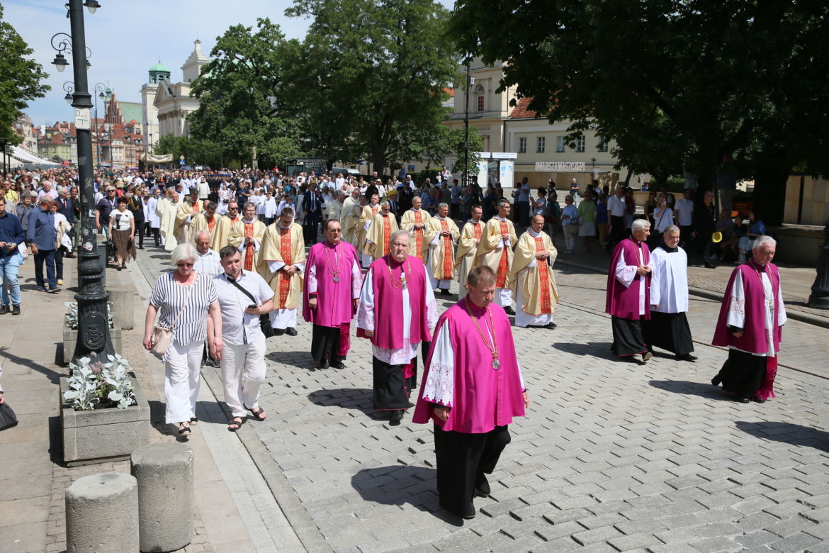 Centralna procesja Bożego Ciała w Warszawie. Ołtarze nawiązywały do wojny