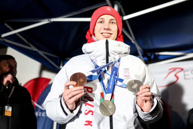 Dlaczego Kacper Tomasiak nie skacze w ten weekend w PŚ w Bad Mitterndorf? Przyczy nieobecności