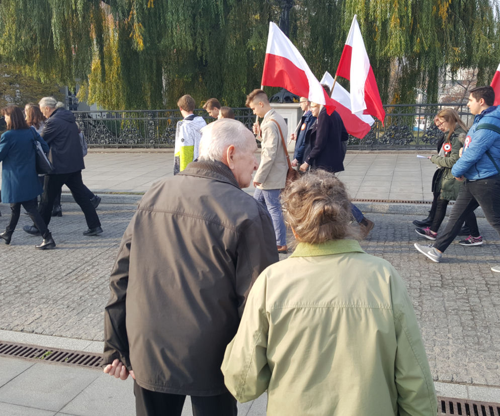 Bydgoscy uczniowie przeszli ulicami miasta. Tak uczcili 100-lecie odzyskania Niepodległości! [ZDJĘCIA]