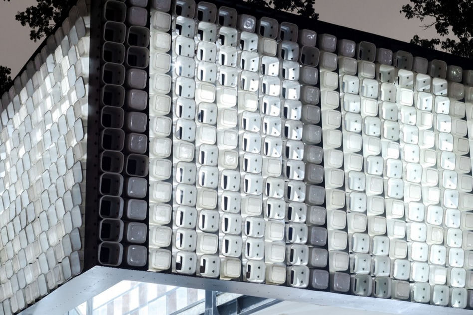 Recykling w architekturze. Elewację tej biblioteki wykonano z pudełek po lodach