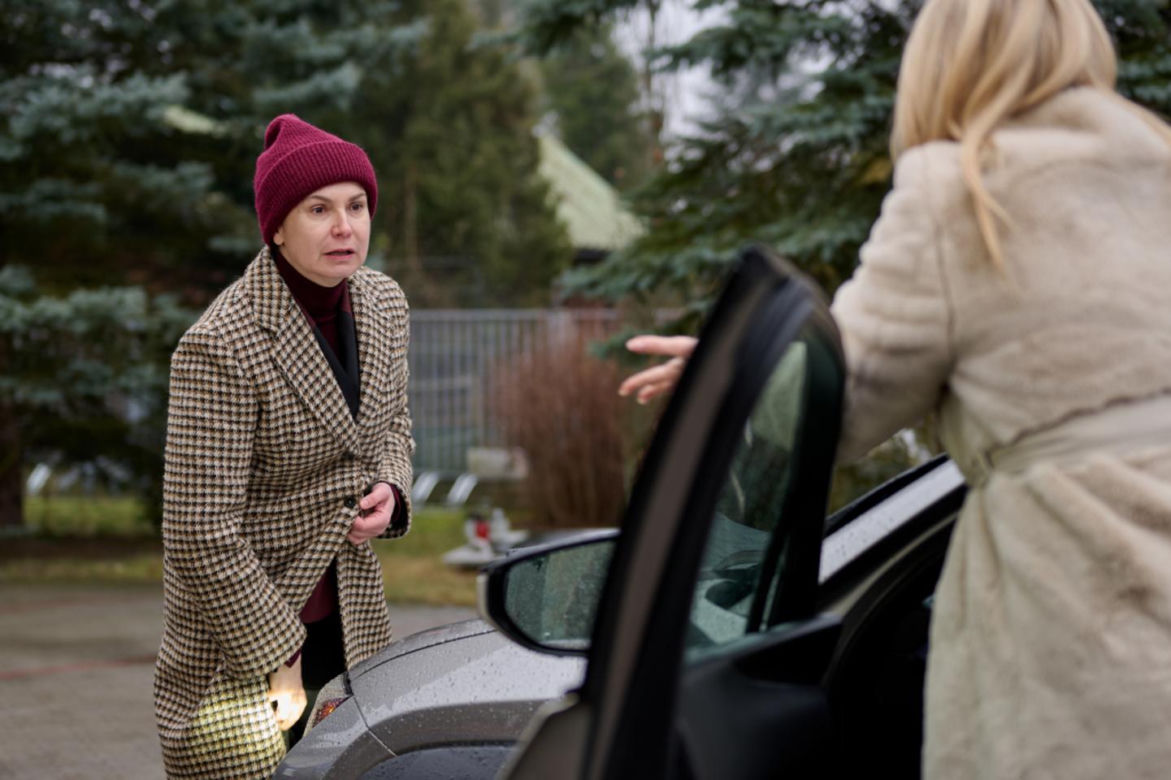 Na Wspólnej, odc 4031. Monika (Sylwia Gliwa), urzędniczka (Katarzyna Dworak)