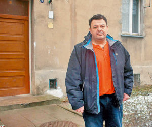 Walczy z miastem o strych
