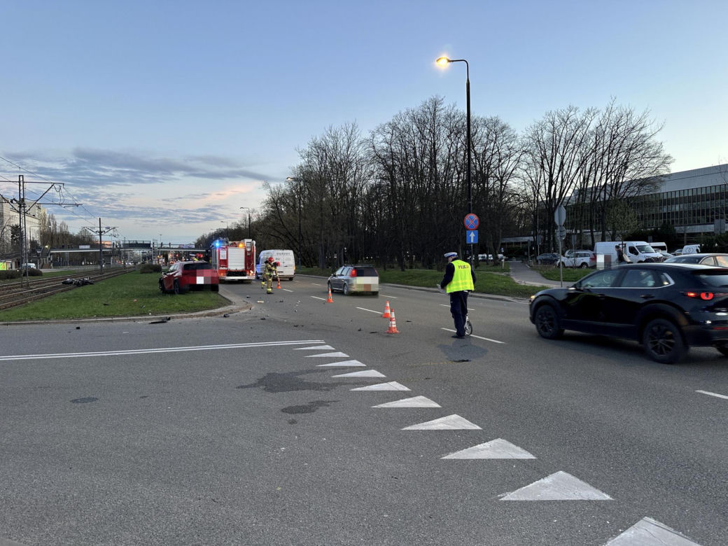 Starsza chciała zawrócić swoim lexusem. Motocyklista nie miał szans jej ominąć