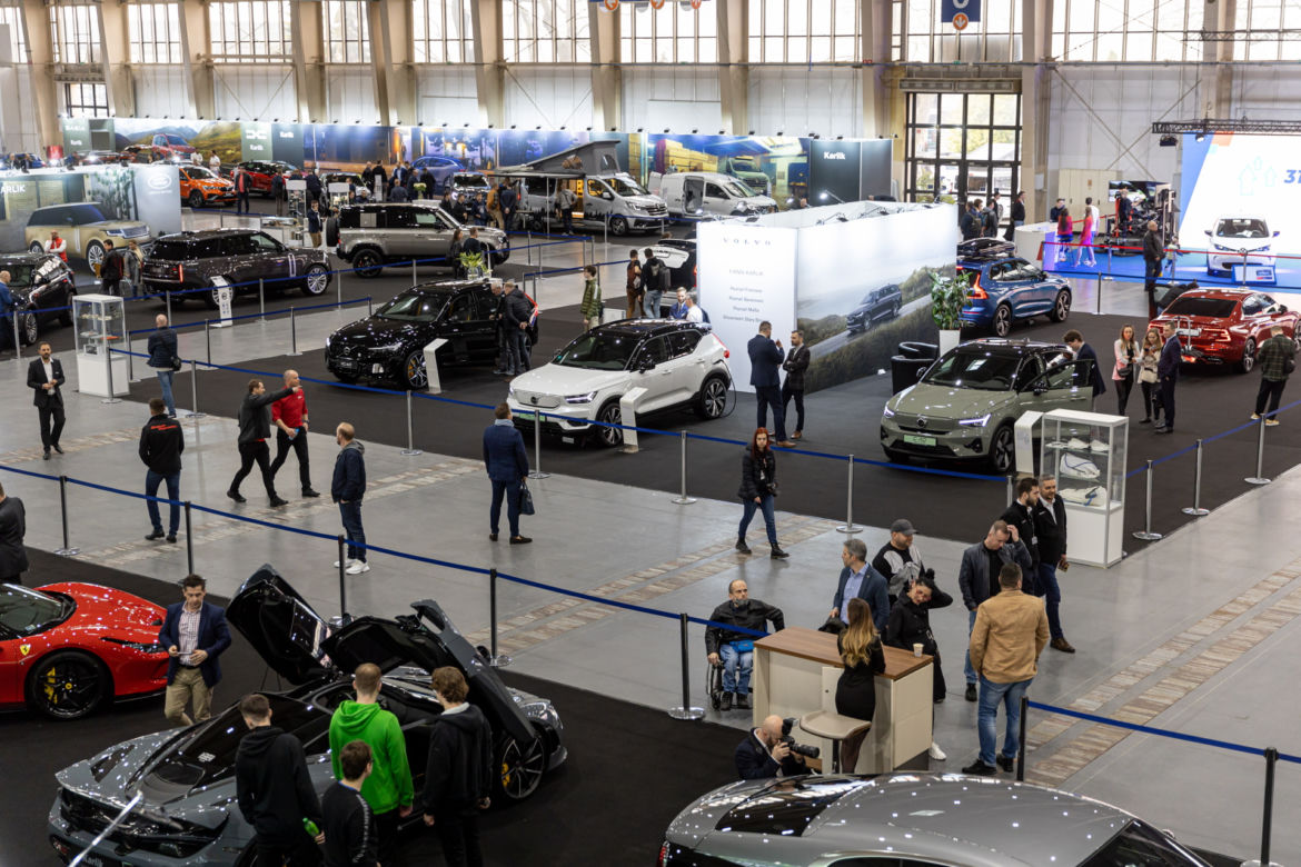 Poznań Motor Show 2022 trwa. Pojazdy policyjne także zachwycają 