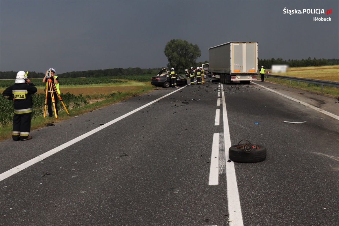 Format jest taki: Tragiczny wypadek na obwodnicy Krzepic. Czołowo zderzył się z ciężarówką. Kierowca nie miał szans
