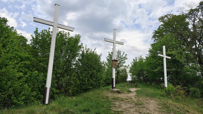 Ukryty punkt widokowy w dolnośląskim uzdrowisku. Znasz to miejsce z krzyżami?
