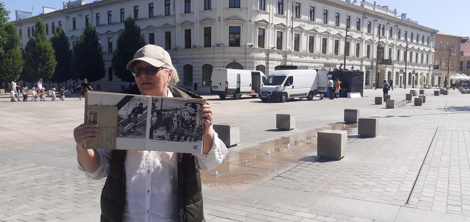 Szukają rodzin ludzi ze zdjęcia. Chcą zrobić podobne [GALERIA]