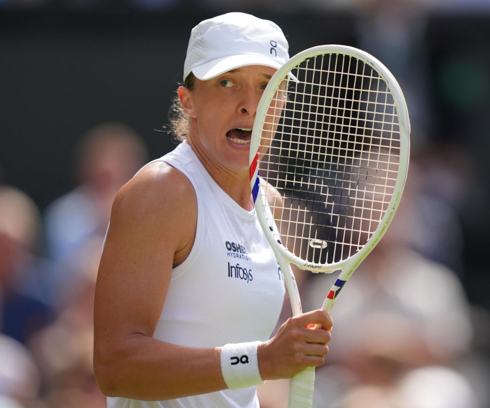 Iga Świątek z rakietą na korcie podczas Wimbledonu. O zmianach w turnieju WTA Finals przeczytasz na SE Supersport.