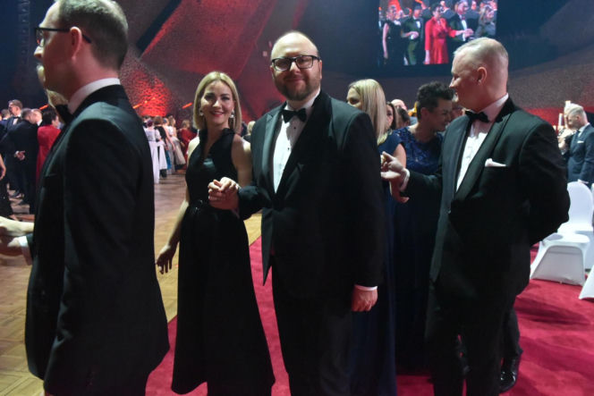 XIV Marszałkowski Bal Dobroczynny w CKK Jordanki. Zdjęcia ze środka. Efektowne kreacje VIP-ów