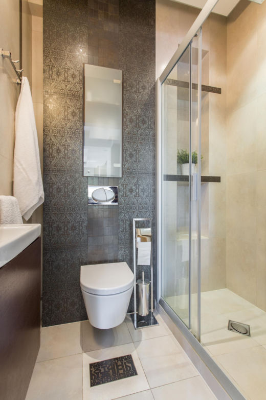 Jak urządzić małą toaletę? Bardzo małe WC w bloku - nowoczesne aranżacje