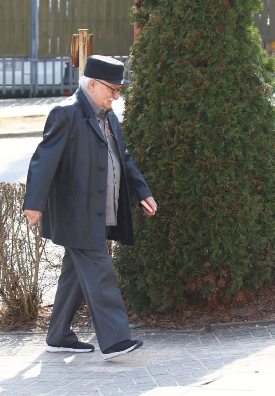 Lech Wałęsa daje pieniądze pod kościołem