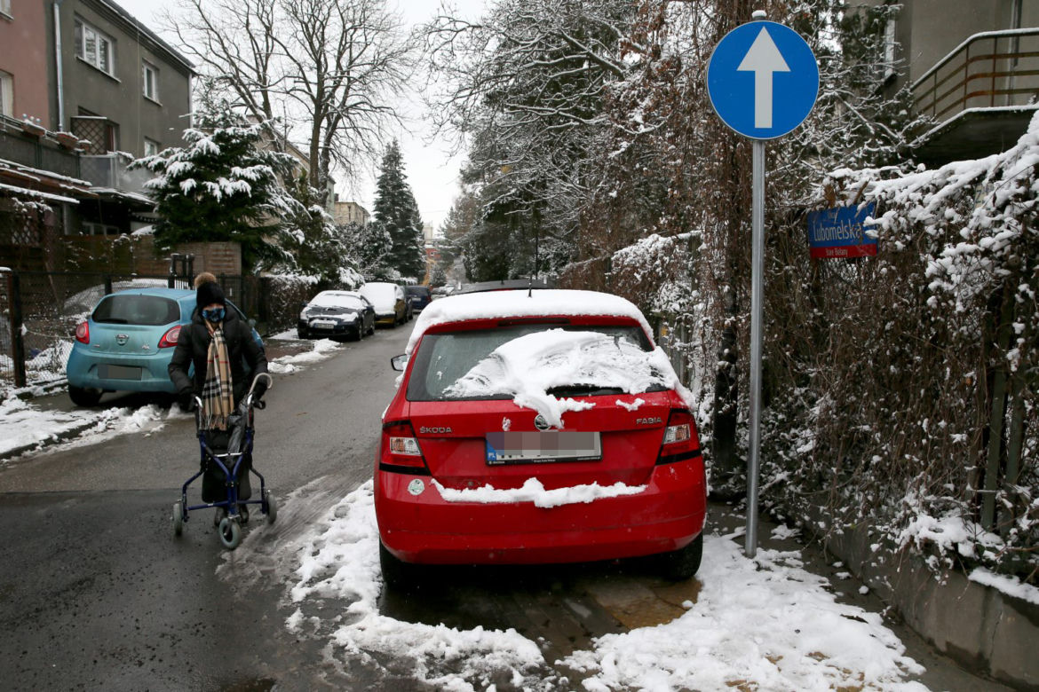  Tytuł: Schorowana seniorka musi chodzić ulicą 